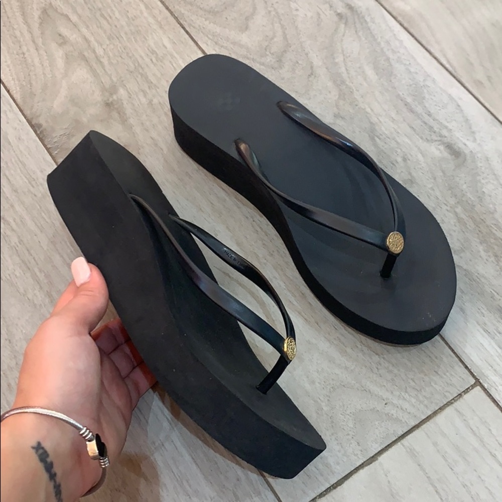 Vince Camuto block flip flops